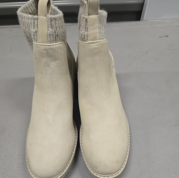 B-52 Bullboxer Women’s Beige Leather Ankle Lug Boots - Picture 4 of 5